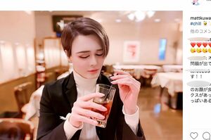 喫茶店で一息つくMatt （本人のインスタグラムより）