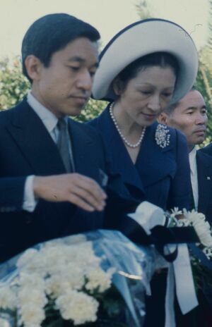 1975年、ひめゆりの塔に供花される上皇ご夫妻（当時は皇太子ご夫妻）。この直後、火炎瓶を投げつけられた