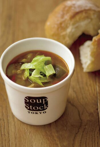 「スープストックトーキョー」レタスやトマト、ズッキーニなど8種の野菜と鶏肉のうまみがつまった一杯。セットには特製パンを。「8種の野菜と鶏肉のサラダスープ」セット690円～