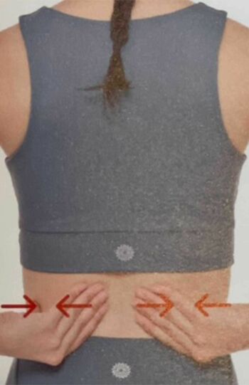 「腎のリンパケア」（2）腎臓の真ん中を中心に皮膚をやさしく寄せ、引っ張って戻す。引っ張れない場合は寄せるだけでOK