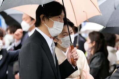 肩を寄せて“相合傘”をされる秋篠宮ご夫妻。招待客に顔を近づけ、積極的に交流された