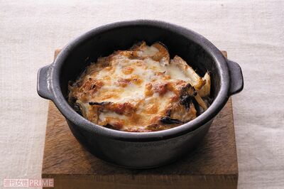 キャベツとさば缶のトマト煮込みのチーズ焼きリメイク(撮影/廣瀬靖士)