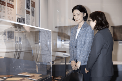 清瀬市郷土博物館を訪れた紀子さまは、結核関連の展示物を見学(2024年4月30日)