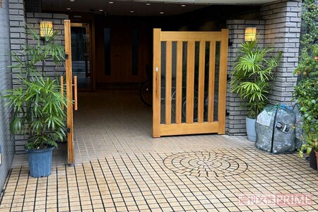 事件のあったマンションの玄関（撮影／編集部）