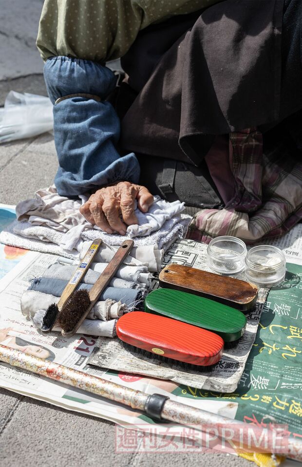 大小さまざまなブラシで靴の表面の汚れを落とす