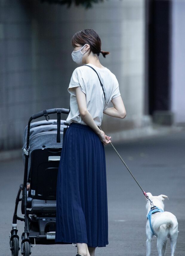 '20年、子どもと一緒に犬の散歩をする相楽樹