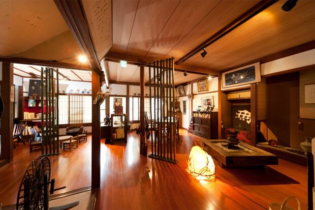 国の有形文化財に指定された建物の中には、客が集える囲炉裏の間も