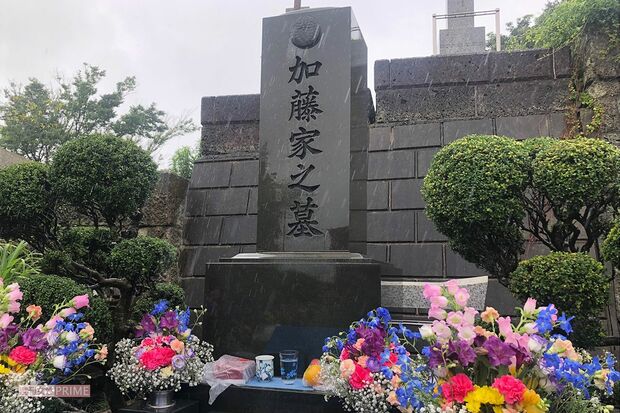 降りしきる雨の中、多数のファンがひばりさんを偲んだ。30年一度も命日の墓参を欠かさないファンも多い