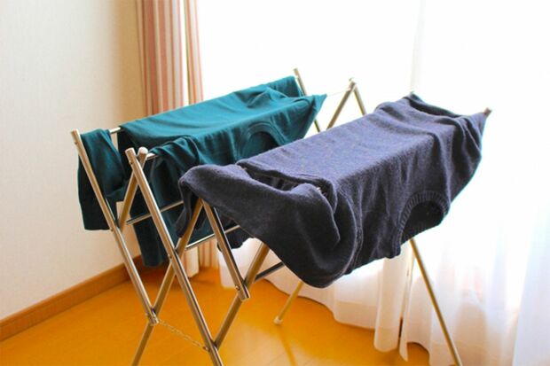 セーターを干すときにハンガーでつるすと形崩れの原因に。面倒でも平干しがおすすめなんだとか