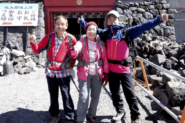 両親を心配させたこともあったが進也さん(右)も今では山を仕事に