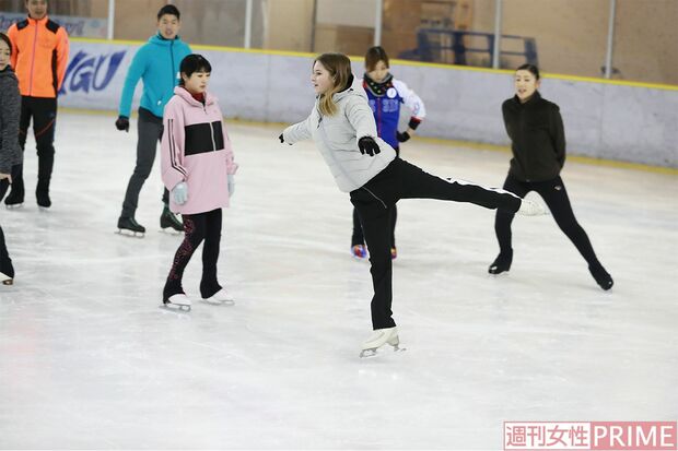 フィギュアスケート教室では手本を見せてスケーティングを指導し、コーチの顔に