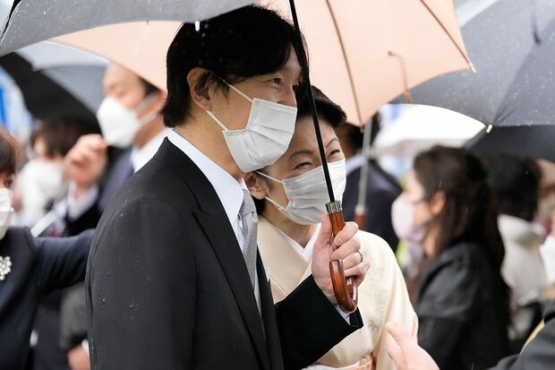 肩を寄せて“相合傘”をされる秋篠宮ご夫妻。招待客に顔を近づけ、積極的に交流された