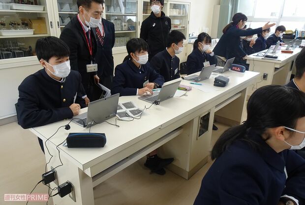 オンライン授業に取り組む学校の様子　（写真提供：広島県教育委員会）