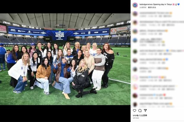 MLB東京シリーズでの集合写真。後列中央がメアリーさん(ドジャース奥様会公式インスタグラムより)