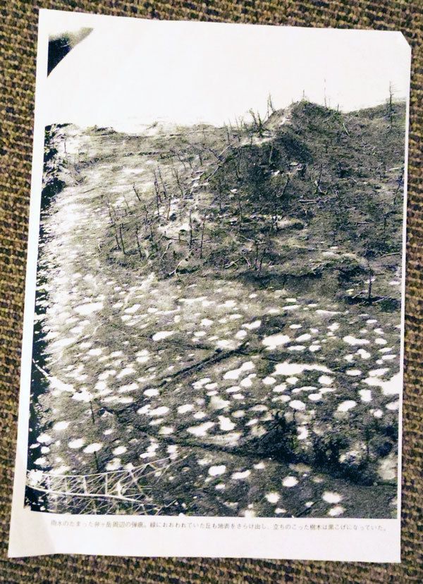  【写真】5月中旬から末にかけて沖縄では大雨が続き、米軍の弾丸で無数の穴があいた地面に水がたまった。「ぬかるんだ道には死体がいっぱい」と吉嶺さん（吉嶺さん提供）
