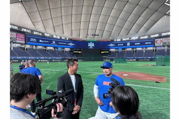 シカゴ・カブスの鈴木誠也と会話する上原浩治(本人Xより)