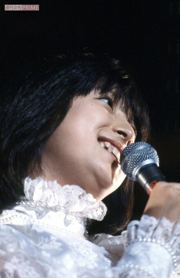 ステージでマイクを持つ河合奈保子