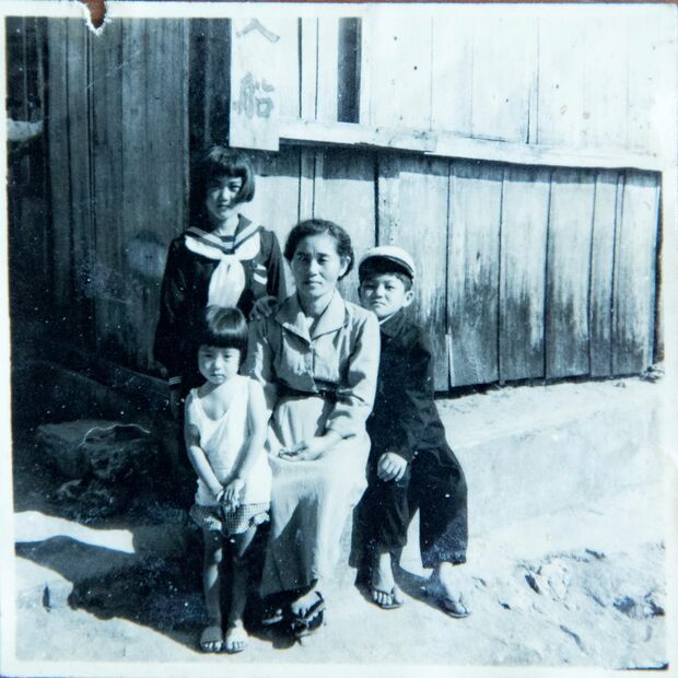 母親が女手ひとつで切り盛りしていた「入船」の前で母と姉と近所の子と