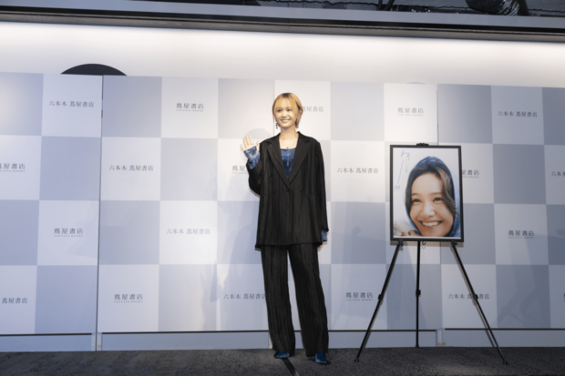 セカンド写真集『わー!!!』発売記念会見に参加した尾碕真花