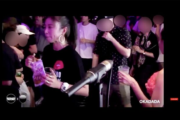 クラブで『ばかうけ ペヤングソース焼きそば風味』を一心不乱に食べる片瀬那奈（YouTubeより）