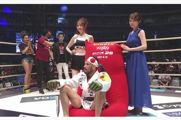 テレビで放送された記念撮影。後ろにゆきぽよが（RIZIN FIGHTING FEDERATIONより）