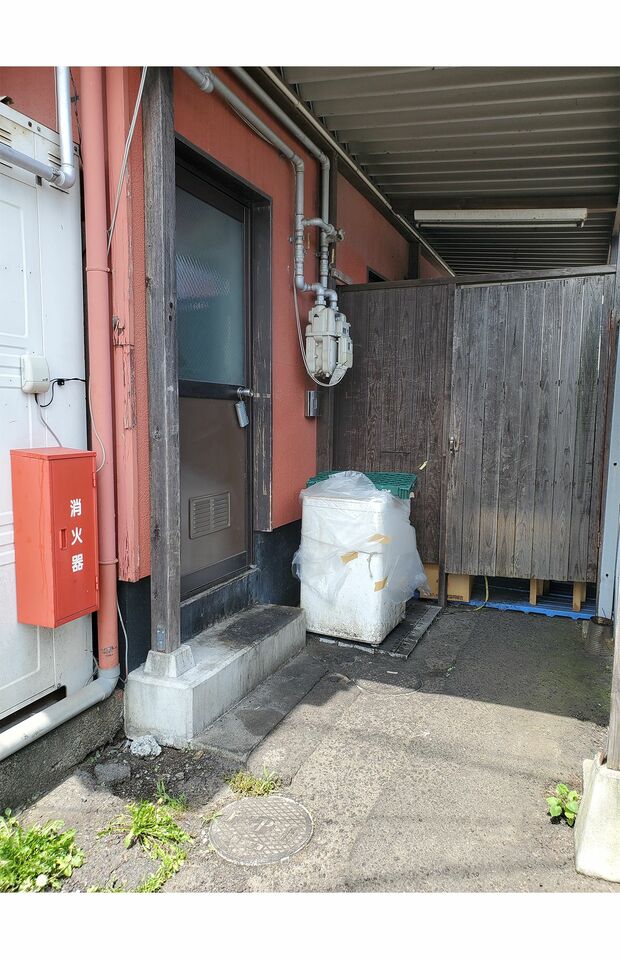 ゴキブリのいた洗濯機は現在、店舗の外に置かれている