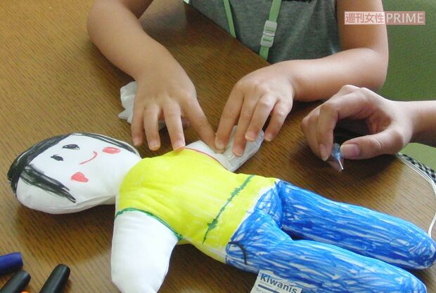 プログラムでは手作りの人形を使って仕組みを学び「点滴は怖くない」など、親が受ける治療を理解する
