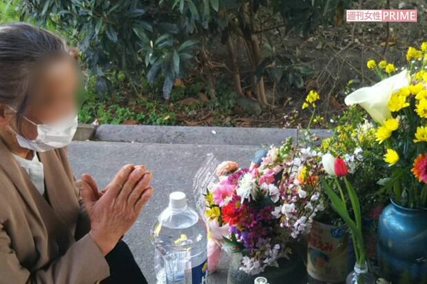 河渡橋西詰の下に置かれた献花台で手を合わせるアイさん