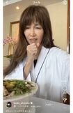 寝起きで朝食を食べる動画をアップした工藤静香(本人インスタグラムより)