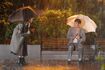 どしゃ降りの雨の中、記憶をなくしてさまよう実を見つけた世津子。(c)NHK