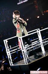 会場には、ライブ中に流れたコメディータッチの映像に登場した満島真之介に二階堂ふみ、ドラマで共演した沢村一樹、及川光博、冨永愛、中村アン、三浦翔平、大島優子、間宮祥太朗。後輩の玉森裕太、亀梨和也。そして「曲はアーティストだけのものじゃない。聴いてくれている人との共有物」とライブ開催の背中を押してくれた明石家さんまなどの姿が　撮影／田中聖太郎