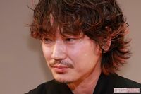 綾野剛「一時期詰んでたが…」『カルティエ』イベントで魅せた『地面師』級の色気に絶賛の声、“ガーシー砲…