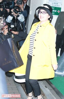 ファンや報道陣、野次馬など約300人が楽屋口に集まり騒然となった