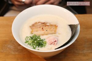 無垢ラーメン（900円）“うまみの層”が表面を覆ったオリジナルスープは、忘れ得ぬおいしさ！