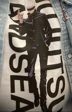 五条先生で匂わせ……漫画『ワンピース』好きとしても有名なキムタクだが、Cocomiが“家族でハマった”と公言していたのが『呪術廻戦』。中でも一番のイケメンキャラのTシャツを選ぶところがしーちゃんらしい（本人公式インスタグラムより）