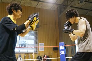 主食はプロテインに鶏のささみ、バナナなど、菅田は徹底した役作りに励んだそう。トレーナー役はユースケ・サンタマリア　(c)2017『あゝ、荒野』フィルムパートナーズ