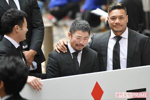 レメキ ロマノ ラヴァ選手の隣で涙の田中選手。この後、福岡堅樹選手が写真をパシャ　撮影／渡邉智裕