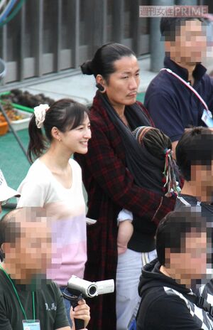 広末涼子と次男を抱いた夫のキャンドル・ジュン氏(2011年)