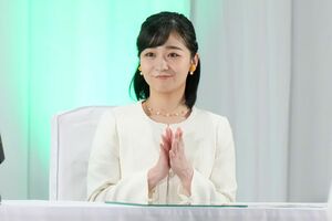 全国都市緑化祭の記念式典で「空に梢を広げる木々の美しい新緑を眺め、“杜の都”と呼ばれるゆえんを実感しました」と述べられた佳子さま　撮影／JMPA