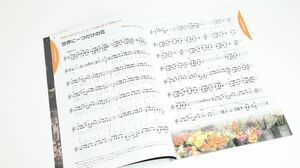 SMAPの大ヒット曲『世界に一つだけの花』が紹介されている音楽の教科書（教育芸術社）