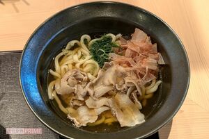 「もっちりうどん源次郎」霧島黒豚の肉讃岐うどん（税込み869円）　撮影／編集部