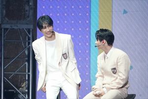 池崎理人(左)と西洸人(右)。パフォーマンス中はカリスマ性あふれる2人だが、トークコーナーではひょうきんな魅力を発揮(C)LAPONE ENTERTAINMENT