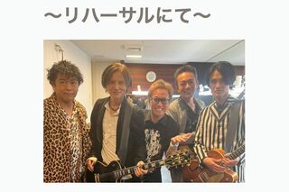 リハーサルで記念写真を撮影したという中居正広と『男闘呼組』（中居の公式HPより）