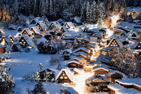 幻想的な雪景色とともに、昔ながらの暮らしの息づかいを感じられる冬の名所