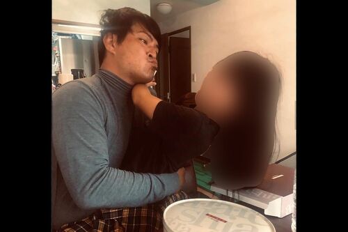 長女にキスを試みるも拒絶される瀬下（公式インスタグラムより、編集部加工）