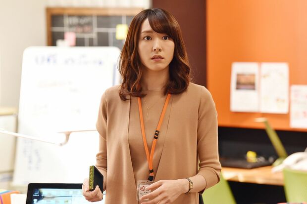 仕事に恋に、堂々巡りを繰り返している晶　(c)日本テレビ