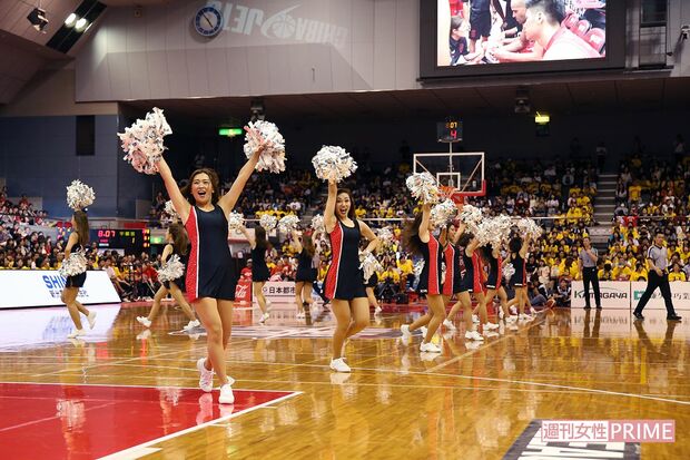 オープニングからチアリーダーが派手な演出で盛り上げる。試合前から帰り道までファンを飽きさせないエンターテイメント性にこだわる　撮影／齋藤周造、伊藤和幸