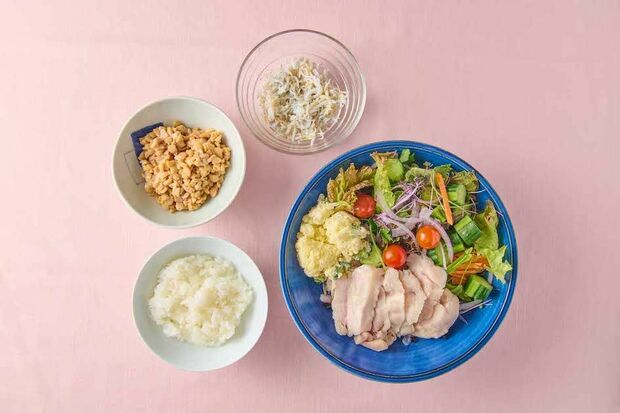 作り置きでラクチン“タン活”献立　タンパク質(1)鶏ハムサラダ低温調理器を使って大量に作り置きしている鶏むね肉のハムが主菜。同じく作り置きしているサラダを添え、サラダプレートにしてポン酢とこしょうでさっぱりと。タンパク質(2)しらすしらすはそのままでも、ポン酢をかけても、納豆に混ぜてもOK。白米にのせるだけで手軽なので、まとめ買いして冷凍で常備しています。タンパク質(3)納豆植物性タンパク質がとれるうえ、女性ホルモンに似た働きを持つ「大豆イソフラボン」も豊富。小鉢として毎日欠かせない存在です。