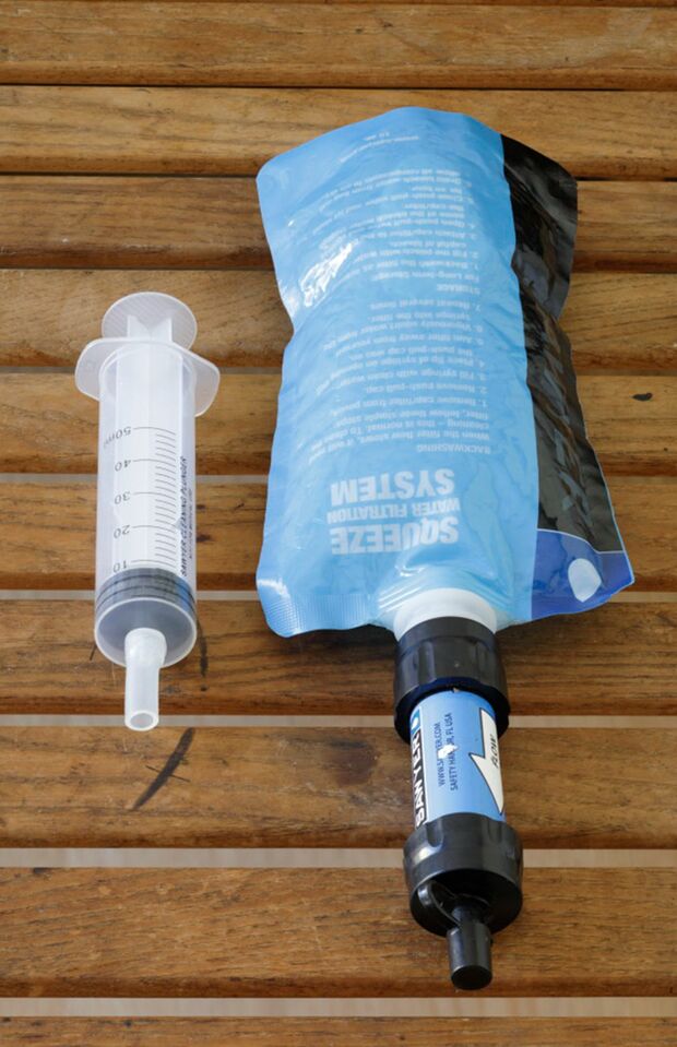 小さな浄水フィルターとパウチ袋の組み合わせで、重さは約55g。0.1ミクロンの無数の穴のある中空糸膜が、塩分や化学物質以外のバクテリア、微生物を除去する。パウチの容量は500ml　撮影／飯貝拓司