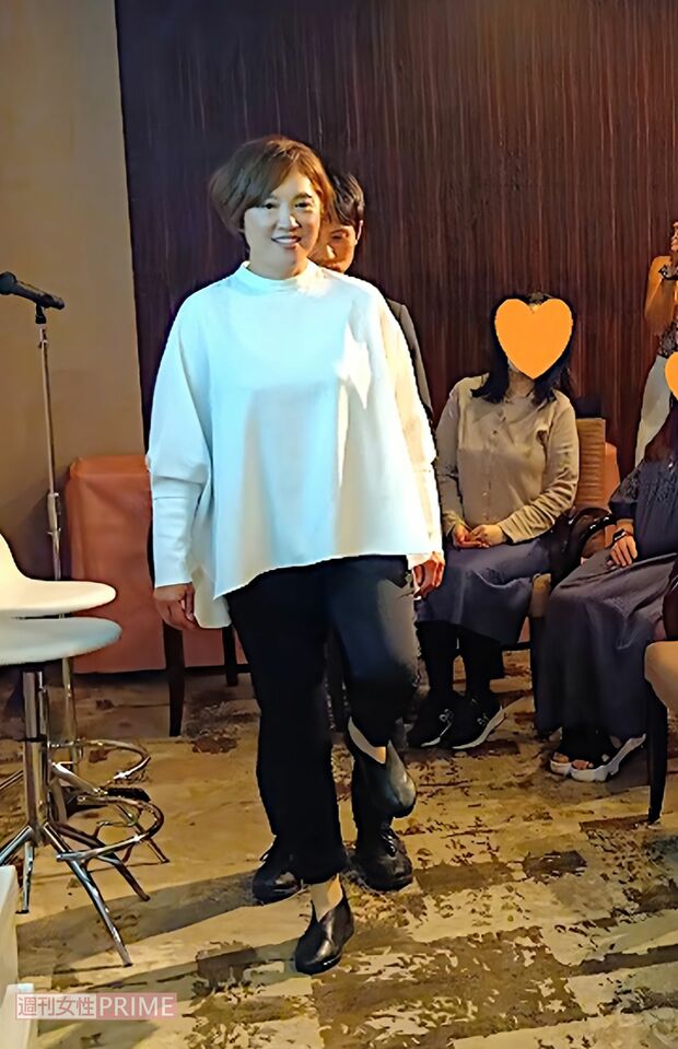 	リンパ浮腫専用シューズ「シンデレラスリム」を履いて歩く。「足がむくんでいるため履ける靴がないと悩んでいる患者さんも多いもの。これはスッと履くことができ、かつ軽くて歩きやすいですね」（原千晶さん）